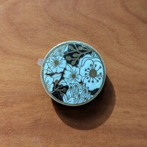 Black and White Floral Enamel Popsocket top